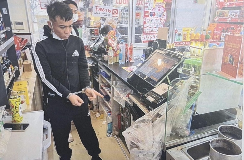 Bắt kẻ cầm dao cướp 4 cửa hàng tiện lợi ở Hà Nội lúc rạng sáng