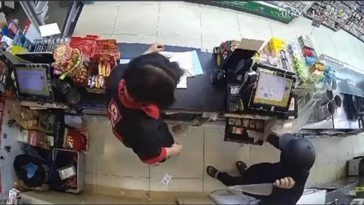 Bắt kẻ cầm dao cướp 4 cửa hàng tiện lợi ở Hà Nội lúc rạng sáng