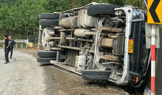 Quảng Nam: Xe tải mất lái lao vào taluy khiến 3 người tử vong trong cabin
