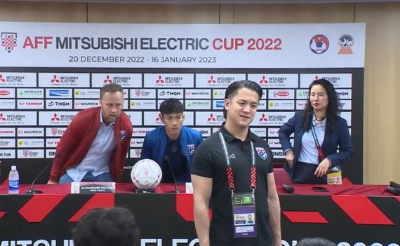 Trợ lý ngôn ngữ tuyển Thái Lan đối diện án phạt từ BTC AFF Cup