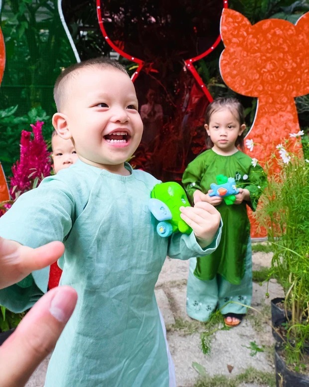 Nhóc tỳ nhà sao Việt xúng xính diện áo dài trước thềm năm mới