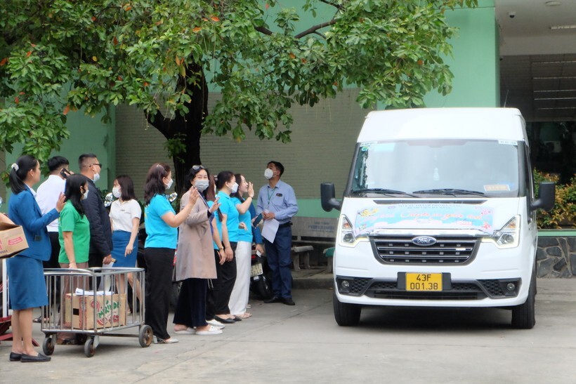 Chuyến xe nghĩa tình đưa bệnh nhân nghèo ở Đà Nẵng về quê đón Tết