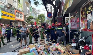 Sập cửa hàng ở TP.HCM, ít nhất 1 người tử vong, 8 người thoát nạn