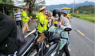 CSGT Đà Nẵng góp tiền tặng quà cho người dân đi xe máy về quê đón Tết