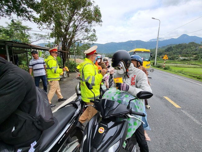 CSGT Đà Nẵng góp tiền tặng quà cho người dân đi xe máy về quê đón Tết