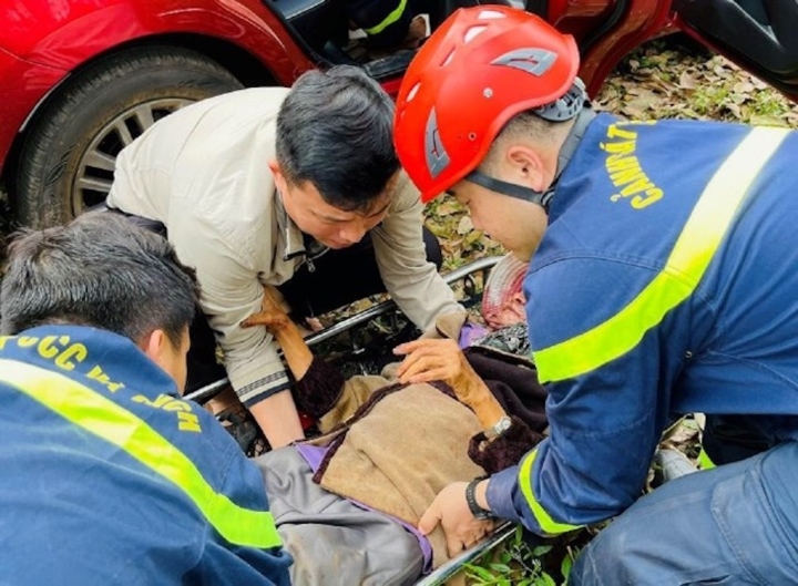 Đắk Lắk: Cứu thành công cụ bà 80 tuổi bị rơi xuống vực sâu 15 m