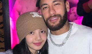 Lisa (BLACKPINK) đăng bức ảnh chụp cùng Neymar gây 'sốt' toàn cõi mạng