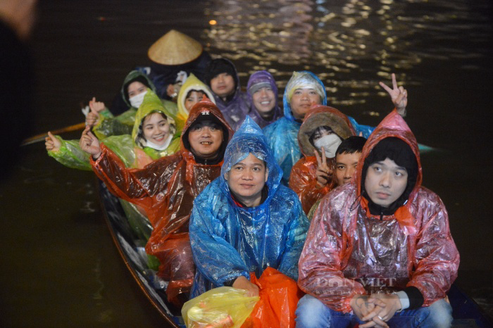 Hàng nghìn người trắng đêm đội mưa rét đi lễ chùa Hương ngày khai hội