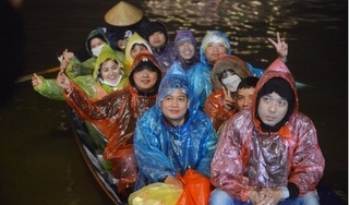 Hàng nghìn người trắng đêm đội mưa rét đi lễ chùa Hương ngày khai hội