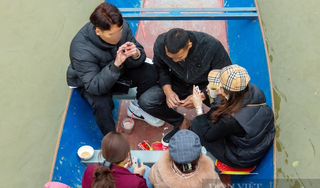 Du khách 'vô tư' đánh bài ăn tiền khi trẩy hội chùa Hương, Ban tổ chức nói gì?