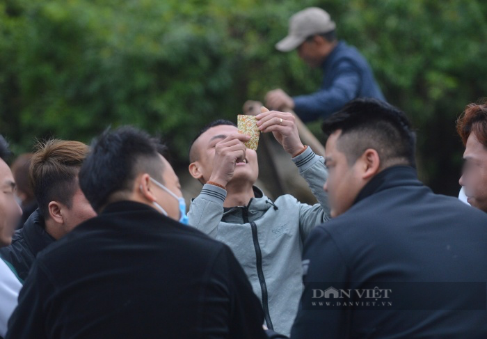 Du khách vô tư đánh bài ăn tiền khi trẩy hội chùa Hương, Ban tổ chức nói gì