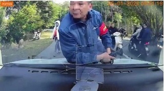 Nằm lên nắp capo xe ô tô của du khách đi Yên Tử, một nhân viên an ninh bị tạm đình chỉ