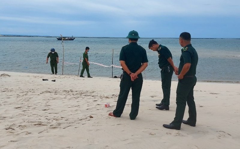 Phát hiện 2 thi thể trôi dạt vào bờ biển ở Quảng Ngãi