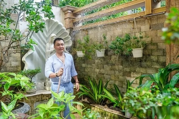 Ngắm nhà biệt phủ và dinh cơ sang trọng của 2 nam nghệ sĩ hàng đầu showbiz Việt