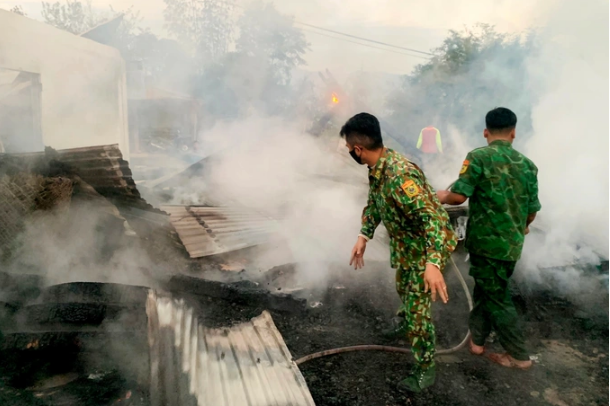 Đốt lửa sưởi ấm, 5 ngôi nhà ở Quảng Nam bị thiêu rụi trong đêm
