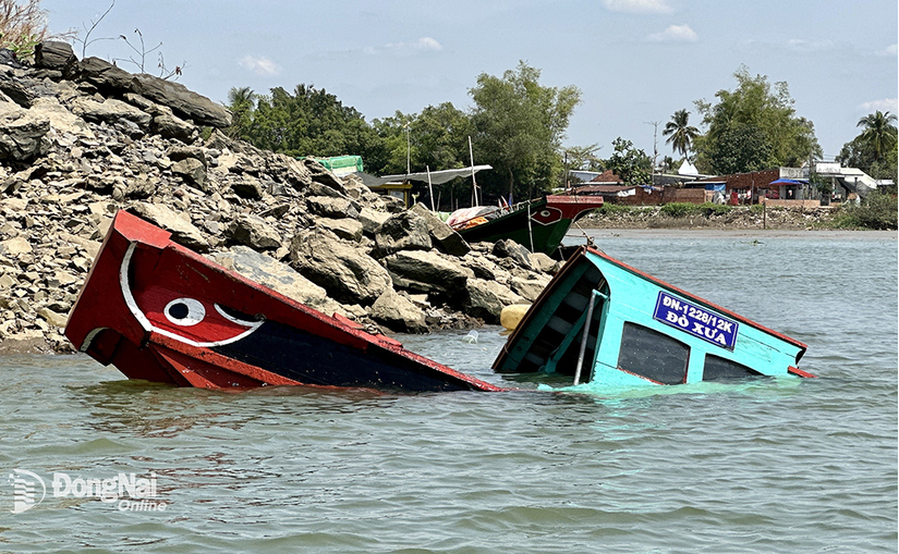 Lật đò chở khách đi chùa trên sông Đồng Nai, 1 phụ nữ tử vong