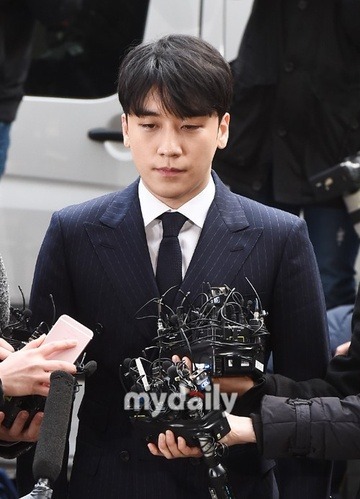 Nóng: Seungri đã ra tù, sớm hơn hai ngày so với dự kiến 
