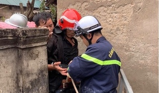 Hà Nội: Giải cứu người đàn ông rơi xuống giếng sâu 25m
