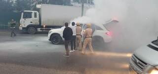 Xế sang Mercedes bốc cháy dữ dội trên đường phố Hà Nội