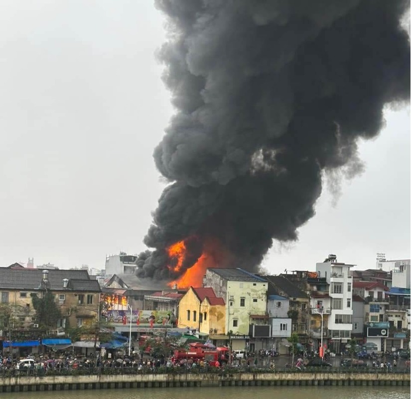 Hải Phòng: Cháy lớn dữ dội tại chợ Tam Bạc (còn gọi là chợ Đổ), cột khói bốc lên ngùn ngụt