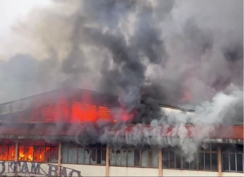 Hải Phòng: Cháy lớn dữ dội tại chợ Tam Bạc (còn gọi là chợ Đổ), cột khói bốc lên ngùn ngụt