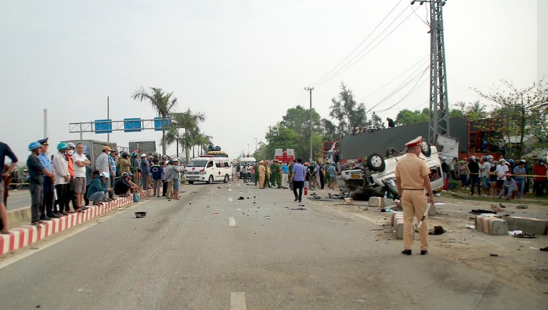 Hiện trường kinh hoàng vụ tai nạn khiến 8 người tử vong ở Quảng Nam