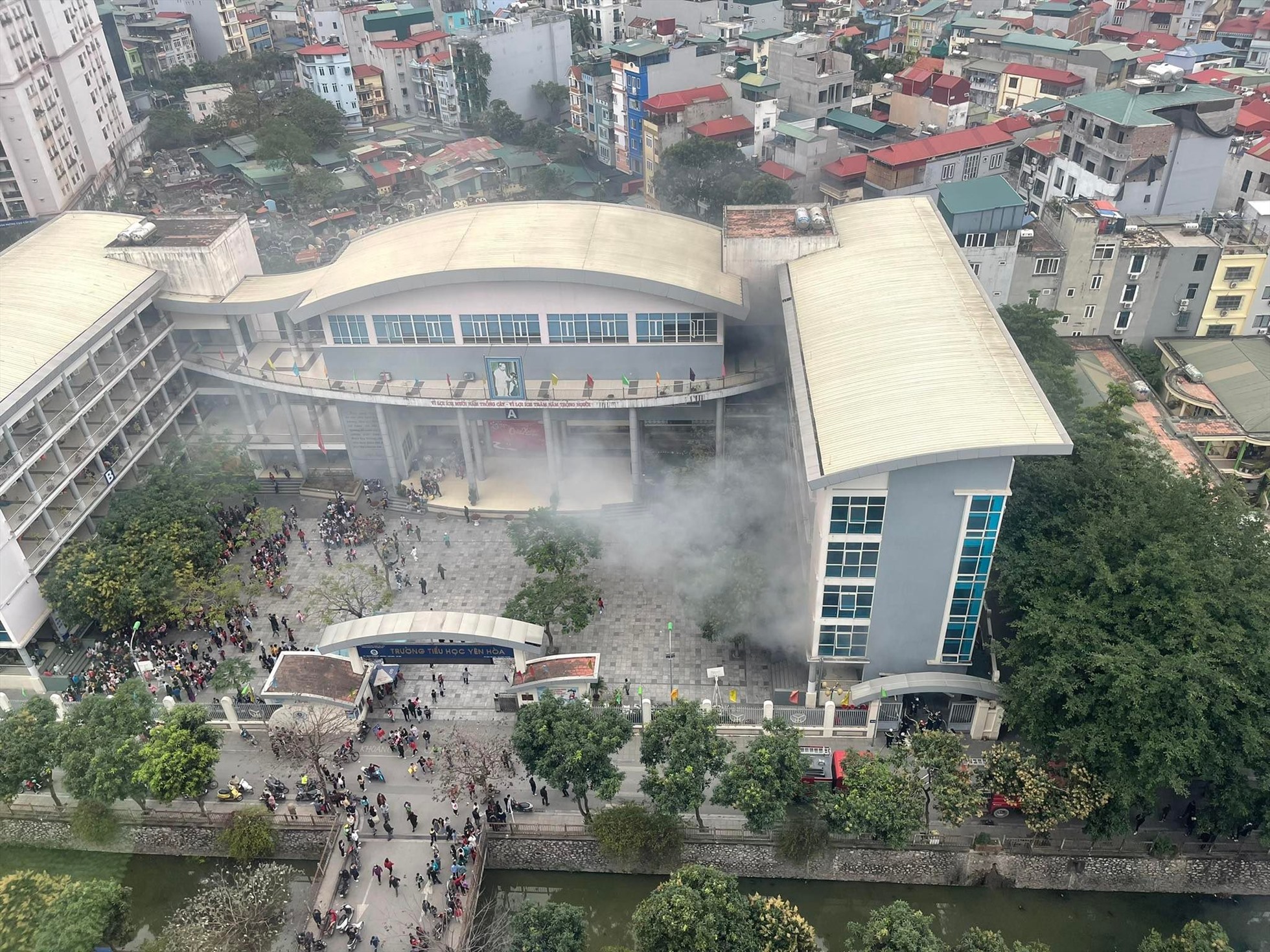 Cháy ở trường tiểu học Yên Hoà, hàng trăm học sinh tháo chạy