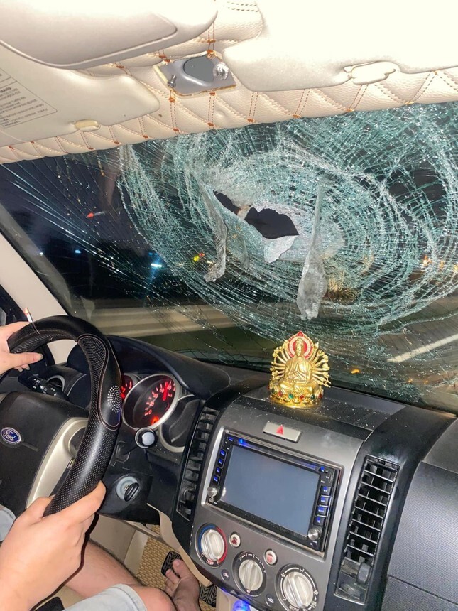 Làm rõ vụ xe ô tô bị ném đá, vỡ toác kính trên cao tốc Hà Nội - Ninh Bình