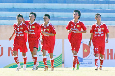 Nam Định thắng đậm Hòa Bình ở U17 quốc gia