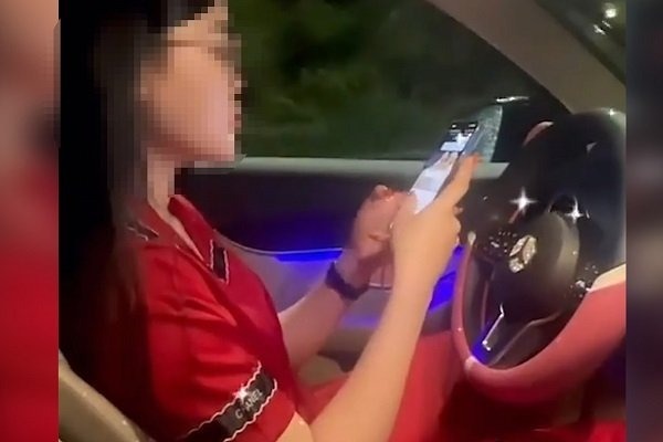Phạt nữ tài xế ô tô Mercedes buông cả 2 tay khi lái xe để quay TikTok