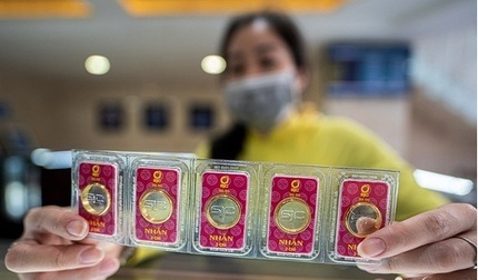 Giá vàng hôm nay 19/2: Giá vàng trong nước tiếp tục giảm, người mua vàng nhẫn dịp Valentine lỗ hơn 1 triệu đồng/lượng