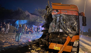 Quảng Nam: Xe khách tông xe tải đậu bên đường, 16 người thương vong