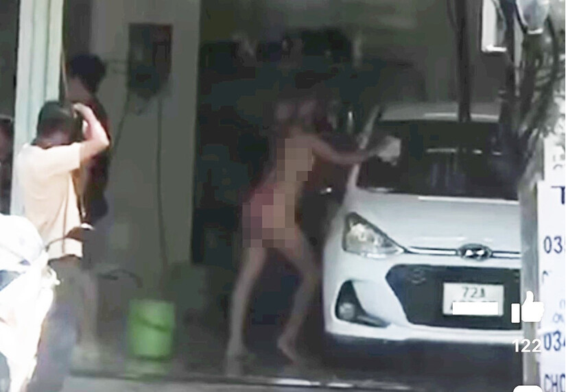 Xôn xao hình ảnh cô gái mặc bikini chụp hình tại tiệm rửa xe gây phản cảm