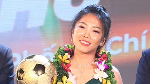 Đồng đội chúc mừng Huỳnh Như đoạt quả bóng vàng Việt Nam