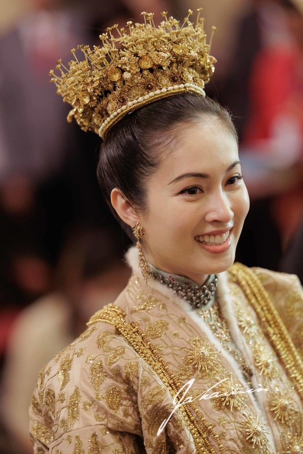 Hoa hậu chuyển giới đẹp nhất Thái Lan Nong Poy hạnh phúc khóc trong ngày cưới