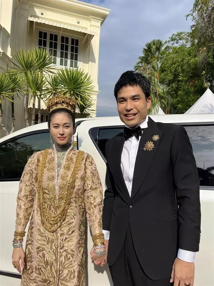 Hoa hậu chuyển giới đẹp nhất Thái Lan Nong Poy hạnh phúc khóc trong ngày cưới