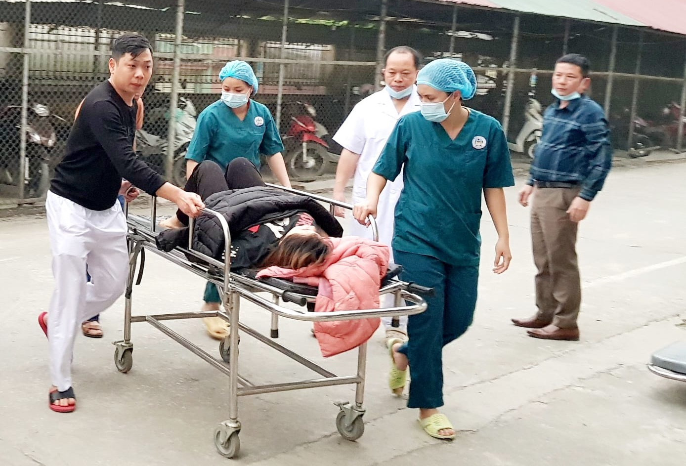 Thai phụ bị cành cây đâm thủng tử cung khi đang đi hái măng