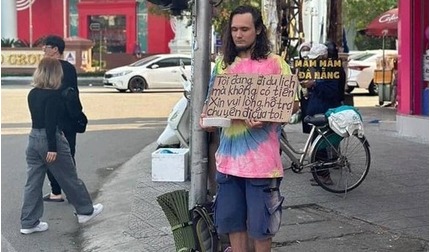 Thực hư việc nam du khách người nước ngoài cầm biển 'xin tiền' trên đường phố Đà Nẵng nhưng đêm vào bar