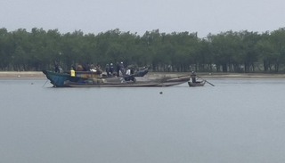 Tìm kiếm 2 vợ chồng nghi chìm thuyền mất tích trên sông ở Quảng Trị