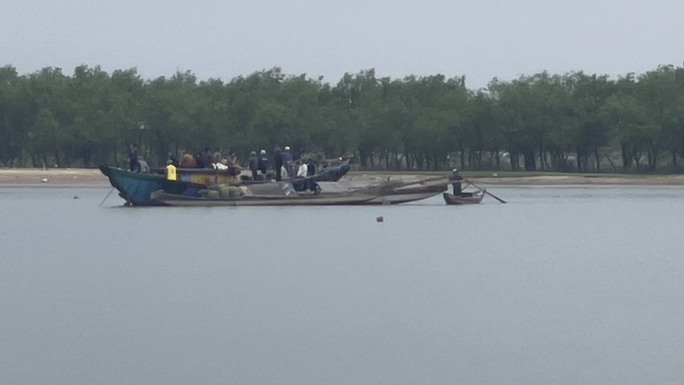 Tìm kiếm 2 vợ chồng nghi chìm thuyền mất tích trên sông ở Quảng Trị