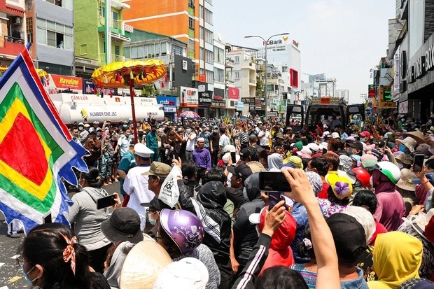Lễ di quan NSƯT Vũ Linh: Hàng nghìn người chen lấn hỗn loạn, phẫn nộ khán giả giẫm đạp bia mộ để theo dõi 