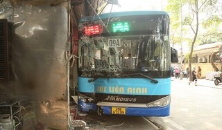 Hà Nội: Tránh em nhỏ qua đường, xe buýt lao vào quán ăn khiến 3 người bị thương