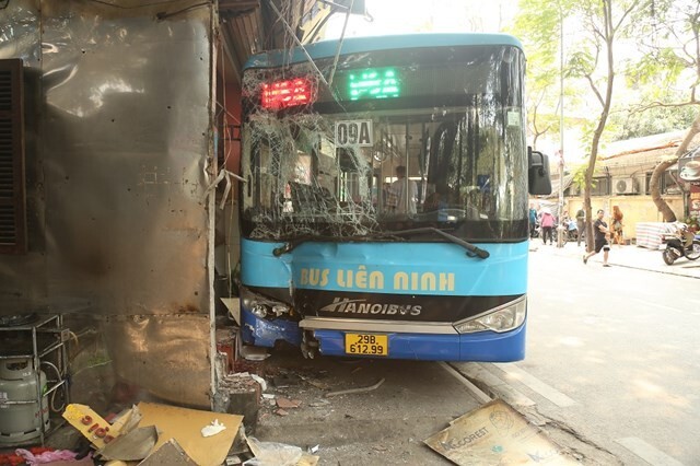  Tránh em nhỏ qua đường, xe buýt lao vào quán ăn khiến 3 người bị thương