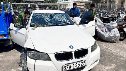Ô tô BMW mất lái lao xuống kênh khiến nữ tài xế tử vong