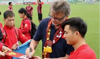 HLV Troussier truyền cảm hứng World Cup tới các cầu thủ U23 Việt Nam