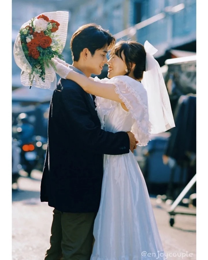 Sao Hàn 'gây sốt' với bộ ảnh cưới tại TP. HCM