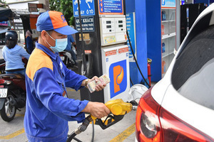 Giá xăng dầu đồng loạt giảm mạnh vào chiều nay