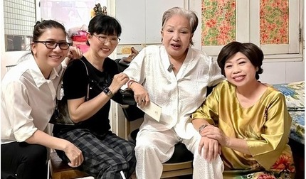 Sức khỏe nghệ sĩ Hồng Nga đã ổn định, đám đông YouTuber tụ tập trước nhà được giải quyết