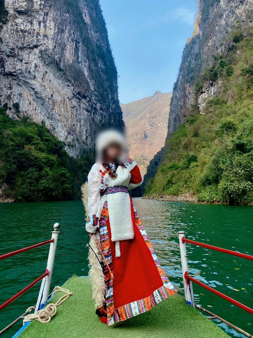 Hoa hậu Thuỳ Tiên lên tiếng xin lỗi vì mặc cổ phục nước khác khi chụp hình tại Hà Giang