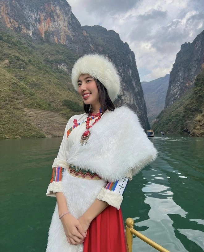 Hoa hậu Thuỳ Tiên lên tiếng xin lỗi vì mặc cổ phục nước khác khi chụp hình tại Hà Giang